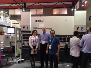 Los clientes de Earl melon visitan nuestra exposición