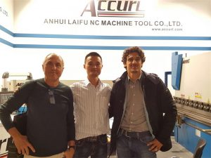 Clientes húngaros visitan nuestra exposición