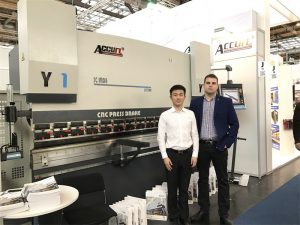 Los clientes de Polonia visitan nuestra exposición