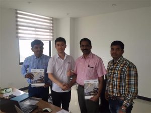 Los clientes de Sri Lanka hablan sobre la tecnología con Mr.Tai en nuestra oficina