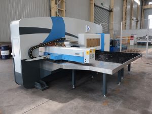 MAX-SF-30T utiliza cnc torreta punzonadora